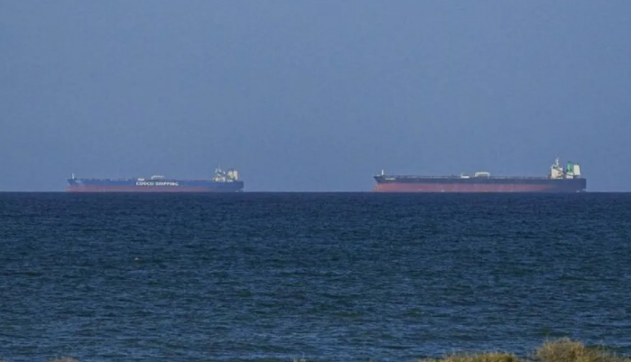Sebuah kapal menunggu untuk melewati Selat Hormuz. ANTARA/Shady Alassar - Anadolu Agency/pri. <b>(Antara)</b>