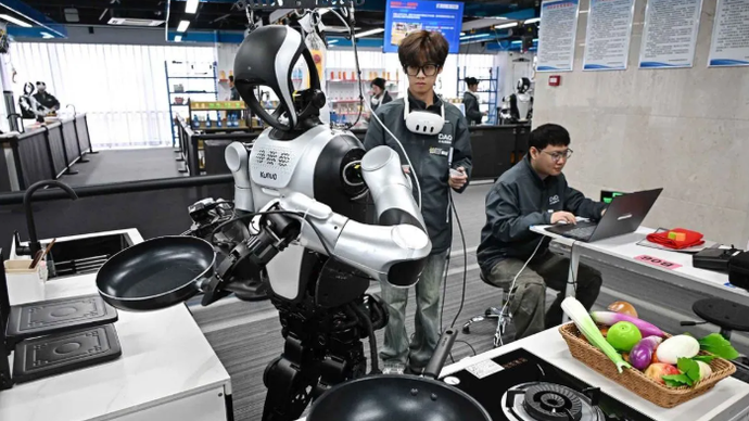 Arsip foto - Petugas melakukan pelatihan dan pengumpulan data pada robot humanoid di Pusat Pelatihan Data Robot Humanoid Qingdao di Distrik Laoshan, Qingdao, Provinsi Shandong, China timur, Senin (23/3/2026). Para pengumpul data mengendalikan robot untuk menyelesaikan tugas spesifik seperti penyortiran logistik, pengisian ulang barang supermarket, pekerja dapur, dan perakitan komponen melalui ribuan pengulangan dan percobaan sehingga menghasilkan robot berotak cerdas dan siap memasuki semua lapisan masyarakat untuk melayani rumah tangga. ANTARA FOTO/Xinhua/Li Ziheng/nym.
