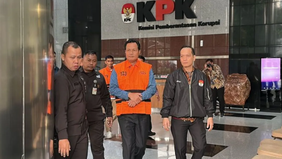 Komisi Pemberantasan Korupsi (KPK) mengungkap identitas empat tersangka dalam kasus dugaan suap pengadaan di lingkungan Pemerintah Kabupaten Muara Enim, Sumatera Selatan. Selain Bupati Muara Enim Edison, tiga tersangka lainnya turut ditetapkan dalam 