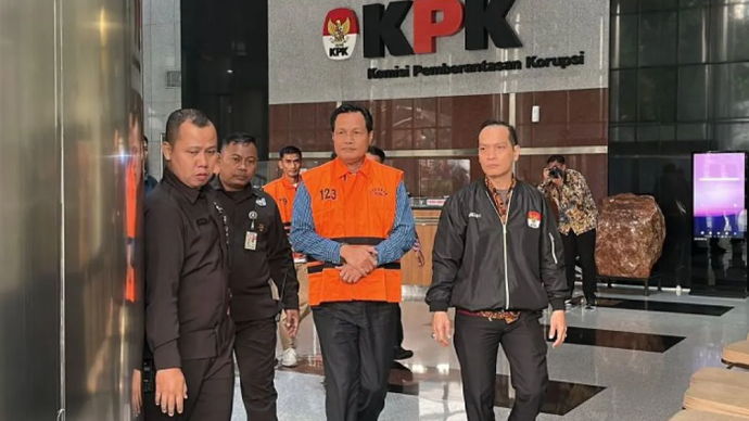 Bupati Muara Enim Edison (tengah) berjalan menuju mobil tahanan setelah keluar dari Gedung Merah Putih KPK, Jakarta, Selasa (9/6/2026). ANTARA/Rio Feisal