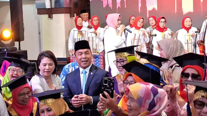 Mendukbangga/Kepala BKKBN Wihaji (mengenakan jas) berfoto bersama para wisudawan Sekolah Lansia dalam rangka memperingati Hari Lanjut Usia Nasional (HLUN) ke-30 di Jakarta, Selasa (9/6/2026). ANTARA/Lintang Budiyanti Prameswari.