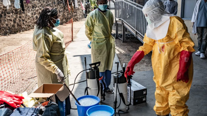 Para petugas medis membersihkan pusat perawatan Ebola di Goma, Republik Demokratik Kongo (DRC), pada 4 Juni 2026. (ANTARA/Xinhua)
