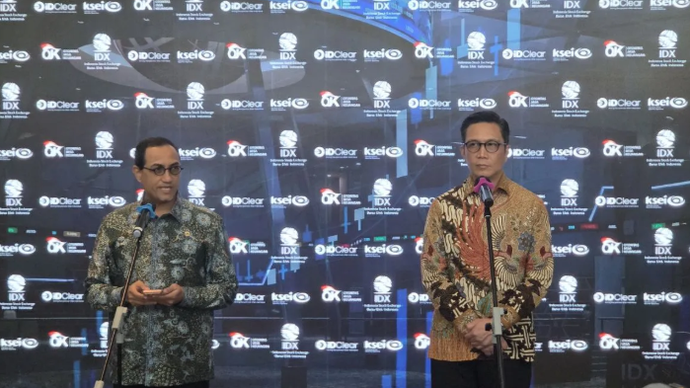 Kepala Eksekutif Pengawas Pasar Modal, Keuangan Derivatif dan Bursa Karbon merangkap Anggota Dewan Komisioner OJK Hasan Fawzi dalam konferensi pers di Gedung Bursa Efek Indonesia, Jakarta, Rabu (13/5/2026) (ANTARA/Bayu Saputra)