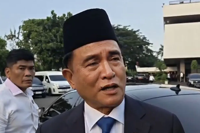 Arsip - Menteri Koordinator Bidang Hukum, Hak Asasi Manusia, Imigrasi, dan Pemasyarakatan Yusril Ihza Mahendra memberikan keterangan kepada wartawan di kompleks Istana Kepresidenan Jakarta, Senin (27/4/2026). ANTARA/HO-Dokumentasi Pribadi/aa.
