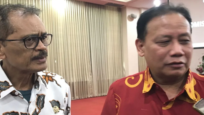 Komisioner Komisi Yudisial (KY) Abhan (kanan) memberikan keterangan kepada jurnalis, di Jakarta, Selasa (26/5/2026). ANTARA/Devi Nindy