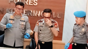 Seorang anggota Satuan Reserse Narkoba Polres Ogan Komering Ulu (OKU) mengalami luka tusuk setelah diserang seorang bandar narkoba saat proses penangkapan di kawasan Pasar Atas, Baturaja, Sumatera Selatan. Pelaku yang diketahui berinisial AJ sempat b