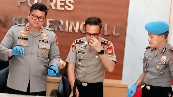 Polres OKU menggelar konferensi pers terkait perkara penikaman anggota kepolisian yang dilakukan bandar narkoba berinisial AJI, di Baturaja, Sumsel, Selasa (26/5/2026). ANTARA/Edo Purmana