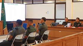 Terdakwa utama kasus dugaan penculikan dan pembunuhan terhadap seorang kepala cabang bank berinisial MIP (37), Serka MN, menyampaikan permintaan maaf sambil menangis dalam sidang di Pengadilan Militer II-08 Jakarta, Cakung, Jakarta Timur.