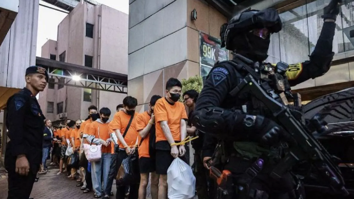 Personel kepolisian menggiring sejumlah tersangka kasus perjudian daring di Perkantoran Hayam Wuruk Plaza Tower, Jakarta, Minggu (10/5/2026). Polri memindahkan 320 orang tersangka Warga Negara Asing (WNA) dan satu orang Warga Negara Indonesia (WNI) yang diamankan dalam pengungkapan kasus perjudian daring jaringan internasional ke sejumlah kantor imigrasi untuk menjalani pemeriksaan lanjutan. ANTARA FOTO/Dhemas Reviyanto/nz/pri.