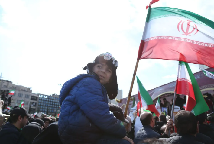 Warga Iran berkumpul di Teheran pada 1 April 2026 untuk menghadiri upacara pemakaman Komandan Utama Angkatan Laut Korps Garda Revolusi Islam (IRGC) Alireza Tangsiri dan personel angkatan bersenjata lainnya yang tewas dalam serangan AS dan Israel. ANT <b>(Antara)</b>