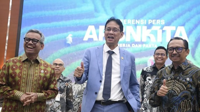 Menteri Keuangan Purbaya Yudhi Sadewa (tengah) didampingi Wakil Menteri Keuangan Juda Agung (kanan) dan Suahasil Nazara (kiri) mengacungkan jempol saat konferensi pers APBN KiTa edisi Mei 2026 di Jakarta, Selasa (19/5/2026. Kementerian Keuangan melaporkan defisit Anggaran Pendapatan dan Belanja Negara (APBN) mengalami penurunan menjadi 0,64 persen terhadap produk domestik bruto (PDB) atau senilai Rp164,4 triliun pada 30 April 2026. ANTARA FOTO/M Risyal Hidayat/tom/pri