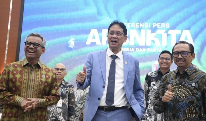 Menteri Keuangan Purbaya Yudhi Sadewa (tengah) didampingi Wakil Menteri Keuangan Juda Agung (kanan) dan Suahasil Nazara (kiri) mengacungkan jempol saat konferensi pers APBN KiTa edisi Mei 2026 di Jakarta, Selasa (19/5/2026. Kementerian Keuangan melap <b>(Antara)</b>