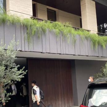 KPK Geledah Rumah Silmy Karim
