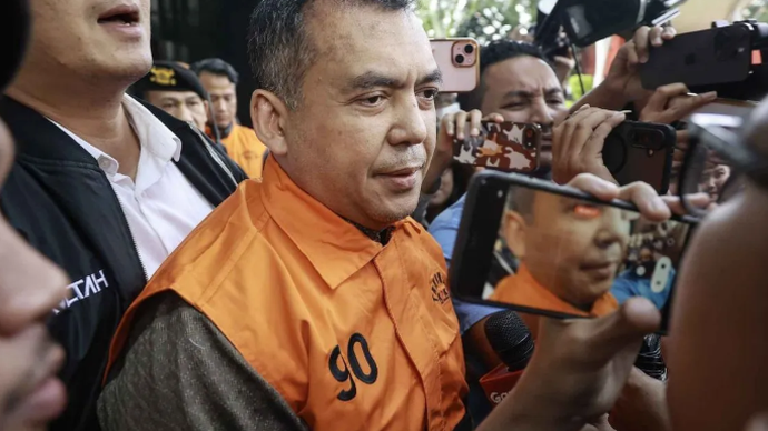 Wakil Menteri Imigrasi dan Pemasyarakatan (Imipas) Silmy Karim (tengah) berjalan dengan mengenakan rompi tahanan usai menjalani pemeriksaan di Gedung Merah Putih KPK, Jakarta, Kamis (4/6/2026). Setelah memeriksa Silmy selama lebih dari 10 jam, KPK menetapkannya sebagai tersangka kasus dugaan korupsi terkait pengurusan izin tinggal warga negara asing (WNA) di Indonesia. ANTARA FOTO/Dhemas Reviyanto/YU