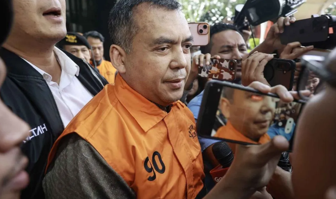 Wakil Menteri Imigrasi dan Pemasyarakatan (Imipas) Silmy Karim (tengah) berjalan dengan mengenakan rompi tahanan usai menjalani pemeriksaan di Gedung Merah Putih KPK, Jakarta, Kamis (4/6/2026). Setelah memeriksa Silmy selama lebih dari 10 jam, KPK me <b>(Antara)</b>