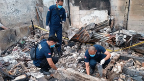 Tim Pusat Laboratorium Forensik (Puslabfor) Mabes Polri melakukan olah tempat kejadian perkara (TKP) di lokasi kebakaran besar yang melanda kawasan permukiman padat di Kemayoran, Jakarta Pusat, dan menghanguskan sekitar 300 rumah semi permanen.