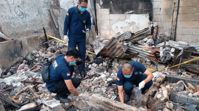 Petugas dari Puslabfor Mabes Polri saat mengambil sampel di lokasi kebakaran yang berada di Kemayoran, Jakarta Pusat, Rabu (3/6/2026). ANTARA/Khaerul Izan