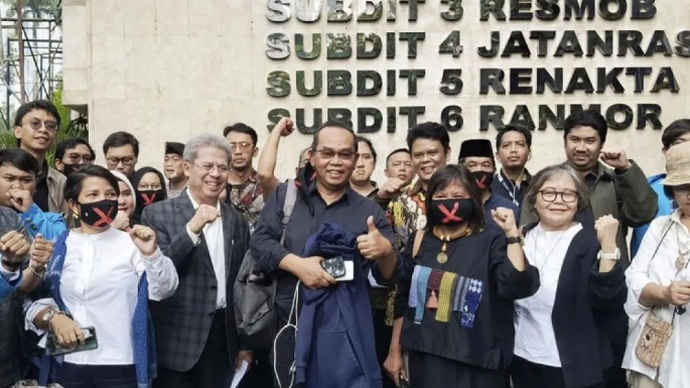 Saiful Mujani (tengah) menyambangi Polda Metro Jaya untuk diambil keterangannya terkait laporan dugaan penghasutan, Kamis (4/6/2026). ANTARA/Ilham Kausar/aa.