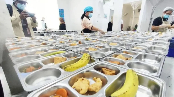Arsip - Ilustrasi - Petugas tengah memorsi menu Makan Bergizi Gratis (MBG) di dapur Satuan Pelayanan Pemenuhan Gizi (SPPG) di Jakarta. (ANTARA/Risky Syukur.)