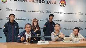 Direktorat Reserse Siber Polda Metro Jaya mengungkap kasus dugaan tindak pidana penyiaran dan penyediaan konten bermuatan pornografi melalui fitur siaran langsung atau live streaming di media sosial.