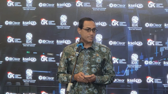 Kepala Eksekutif Pengawas Pasar Modal, Keuangan Derivatif dan Bursa Karbon OJK Hasan Fawzi dalam konferensi pers di Gedung Bursa Efek Indonesia, Jakarta, Rabu (13/5/2026) (ANTARA/Bayu Saputra)