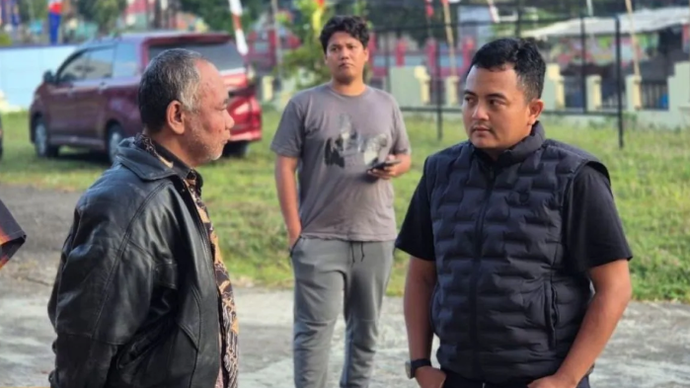 Kasat Reskrim Polresta Pati (rompi hitam) Kompol Dika Hadiyan Widya Wiratama saat berbincang dengan tersangka pencabulan berinisial AS yang ditangkap di tempat pelariannya di Kabupaten Wonogiri, Kamis (6/5/2026). ANTARA/HO-Polresta Pati