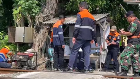 PT Kereta Api Indonesia (Persero) Daerah Operasi 1 Jakarta menutup perlintasan sebidang liar di jalur antara Stasiun Tebet dan Stasiun Cawang guna meningkatkan keselamatan perjalanan kereta api maupun masyarakat sekitar.