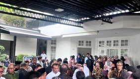 Jenazah Anggota IV Badan Pemeriksa Keuangan (BPK) RI Haerul Saleh diberangkatkan dari rumah duka di Jalan Kartika Utama, Jakarta Selatan, pada Jumat pukul 13.50 WIB untuk dimakamkan di kampung halamannya di Kolaka, Sulawesi Tenggara.