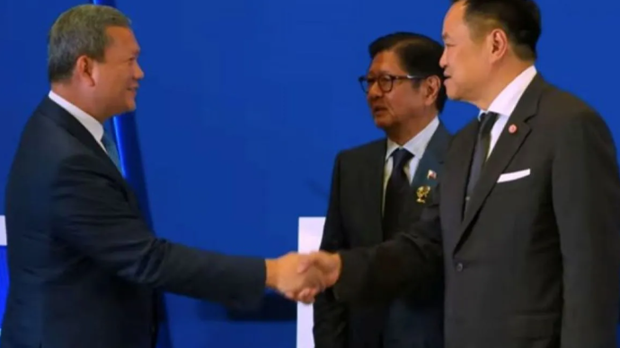 Tangkapan layar PM Kamboja Hun Manet (kiri) dan PM Thailand Anutin Charnvirakul (kanan) berjabat tangan, dengan ditemani Presiden Filipina Ferdinand Marcos Jr. usai pertemuan trilateral di sela-sela KTT ke-48 ASEAN di Cebu, Filipina, Kamis (7/5/2026), sebagaimana disiarkan televisi kepresidenan Filipina RTVMalacanang. (ANTARA/Nabil Ihsan)