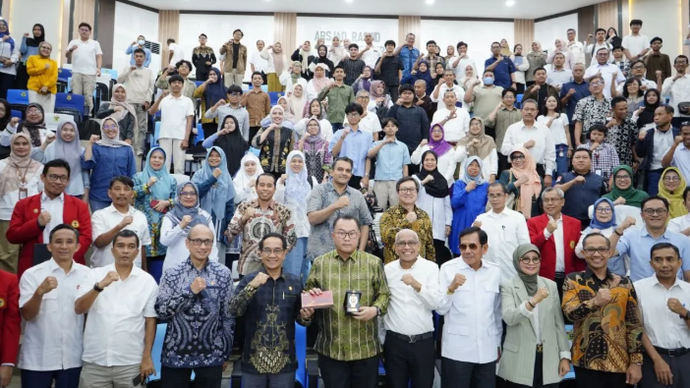 Kepala BRIN Arif Satria dan Rektor Unhas Prof Jamaluddin Jompa berfoto bersama para peserta kegiatan Goes to Campus di Makassar, Senin,(8/6/2026).ANTARA/HO-Unhas.