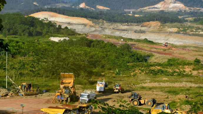 Sejumlah truk pengangkut batu bara parkir di area pertambangan yang berada di kawasan Kutai Kertanegara, Kalimantan Timur, Rabu (22/4/2026). ANTARA FOTO/Angga Palguna/sgd