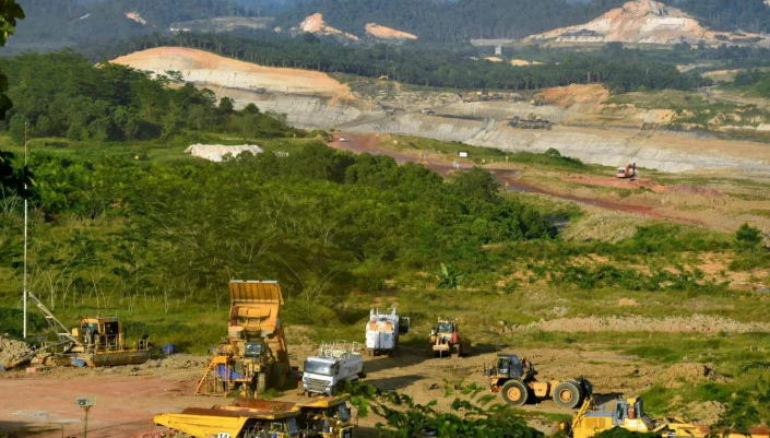Sejumlah truk pengangkut batu bara parkir di area pertambangan yang berada di kawasan Kutai Kertanegara, Kalimantan Timur, Rabu (22/4/2026). ANTARA FOTO/Angga Palguna/sgd <b>(Antara)</b>