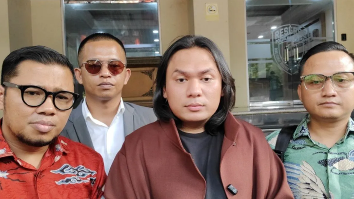 Selebgram atau pemengaruh bernama Muhammad Miftahuda atau lebih dikenal dengan nama Keanu Angelo (tengah) didampingi kuasa hukumnya Charles P. Situmorang (kiri) saat ditemui usai memenuhi panggilan Polda Metro Jaya terkait kasus dugaan penipuan jemaah oleh biro perjalanan umrah Hanania Group, Senin (8/6/2026). ANTARA/Ilham Kausar