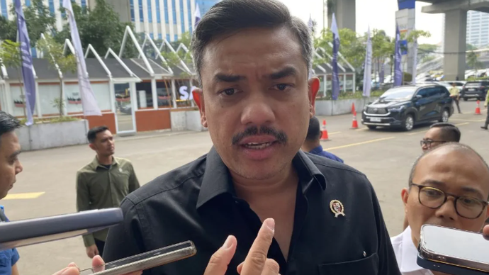 Menteri Usaha Mikro, Kecil, dan Menengah (UMKM) Maman Abdurrahman menjawab pertanyaan setelah menghadiri acara Hari Kewirausahaan dan UMKM Nasional 2026 wartawan di Jakarta, Rabu (10/6/2026). (ANTARA/Shofi Ayudiana)