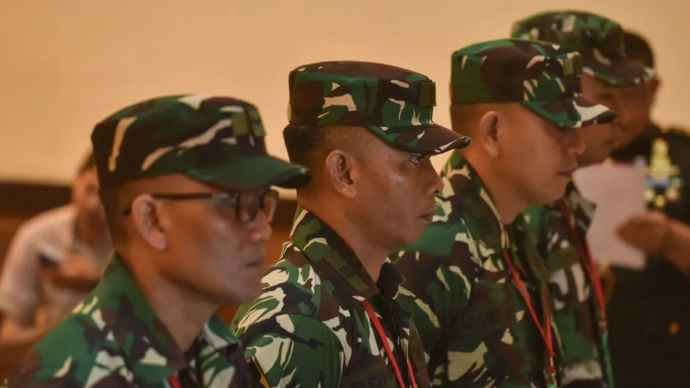 Arsip foto - Terdakwa kasus penyiraman air keras kepada aktivis KontraS Andrie Yunus, Lettu Sami Lakka (kanan), Kapten Nandala Dwi Prasetya (kedua kanan), Lettu Budhi Hariyanto Cahyono (kedua kiri), dan Serda Edi Sudarko (kiri) menjalani sidang lanjutan di Pengadilan Militer II-08 Jakarta, Senin (8/6/2026). ANTARA FOTO/Fakhri Hermansyah/YU