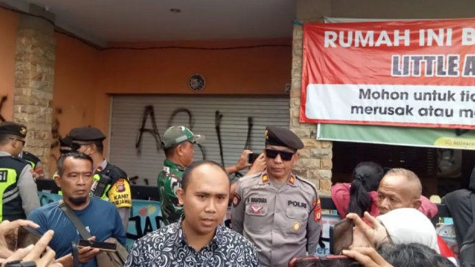 Ismanto, salah satu orang tua korban kekerasan anak Daycare Little Aresha Yogyakarta saat menyaksikan proses rekonstruksi tindak pidana tersebut. Selasa (9/6/2026). ANTARA/Hery Sidik
