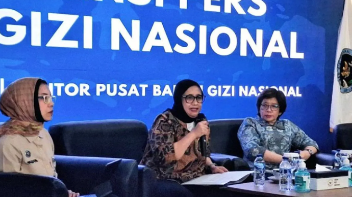 Kepala BGN Nanik Sudaryati Deyang (tengah) pada konferensi pers terkait pembenahan tata kelola Program Makan Bergizi Gratis (MBG) di Jakarta, Kamis (4/6/2026). ANTARA/Lintang Budiyanti Prameswari/am.