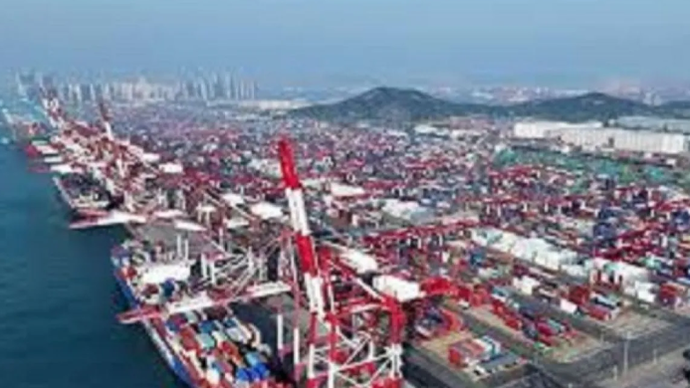 Arsip - Sejumlah kapal kargo berlabuh di dermaga peti kemas Pelabuhan Qingdao di Qingdao, Provinsi Shandong, China (30/4/2025). (ANTARA/Xinhua/Li Ziheng/aa.)