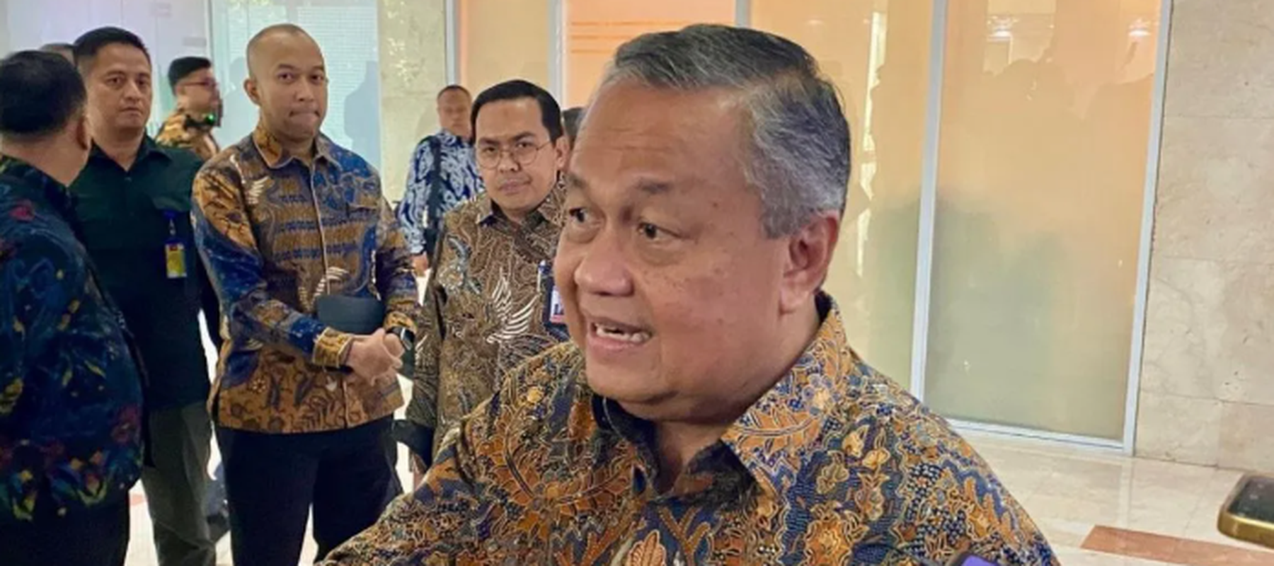 Gubernur Bank Indonesia (BI) Perry Warjiyo menjawab pertanyaan media dalam wawancara cegat (doorstop) usai Rapat Kerja (Raker) bersama Banggar DPR RI di Kompleks Parlemen, Jakarta, Selasa (9/6/2026). (ANTARA/Rizka Khaerunnisa)