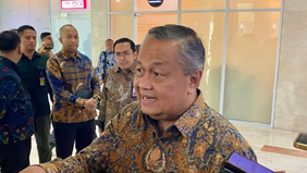 Gubernur Bank Indonesia (BI) Perry Warjiyo memproyeksikan nilai tukar rupiah pada tahun 2027 akan berada dalam tren penguatan di kisaran Rp16.800 hingga Rp17.500 per dolar Amerika Serikat (AS). 