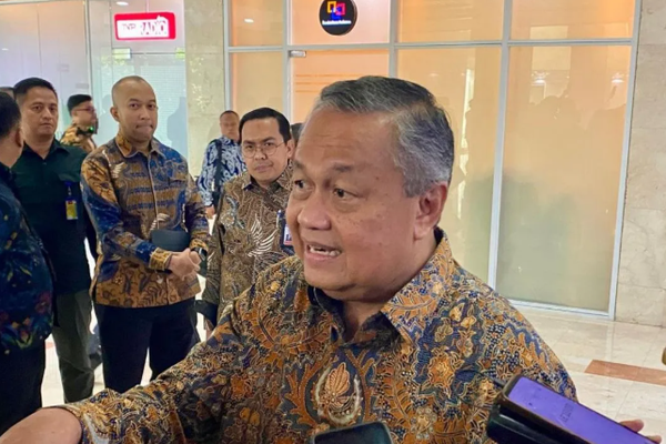 Gubernur Bank Indonesia (BI) Perry Warjiyo menjawab pertanyaan media dalam wawancara cegat (doorstop) usai Rapat Kerja (Raker) bersama Banggar DPR RI di Kompleks Parlemen, Jakarta, Selasa (9/6/2026). (ANTARA/Rizka Khaerunnisa)