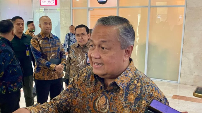 Gubernur Bank Indonesia (BI) Perry Warjiyo menjawab pertanyaan media dalam wawancara cegat (doorstop) usai Rapat Kerja (Raker) bersama Banggar DPR RI di Kompleks Parlemen, Jakarta, Selasa (9/6/2026). (ANTARA/Rizka Khaerunnisa)