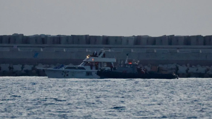Sebuah kapal dari armada bantuan yang menuju Gaza, setelah dicegat oleh angkatan laut Israel, dikawal menuju pelabuhan Ashdod, Israel, pada 19 Mei 2026. (Foto oleh Jamal Awad/Xinhua)