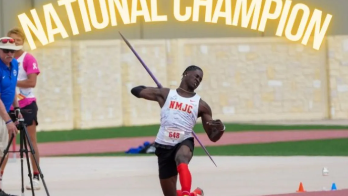Dokumentasi atlet asal Trinidad dan Tobago, LeBron James, saat memecahkan rekor National Junior College Athletic Association (NJCAA) dalam nomor lempar lembing putra. New Mexico Junior College 