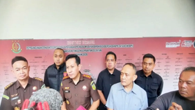 Tim gabungan Bidang Intelijen dan Pidana Khusus (Pidsus) Kejaksaan Tinggi Kalimantan Selatan bersama Kejaksaan Negeri Tabalong menangkap seorang pegawai Dinas Energi dan Sumber Daya Mineral (ESDM) Provinsi Kalimantan Selatan.