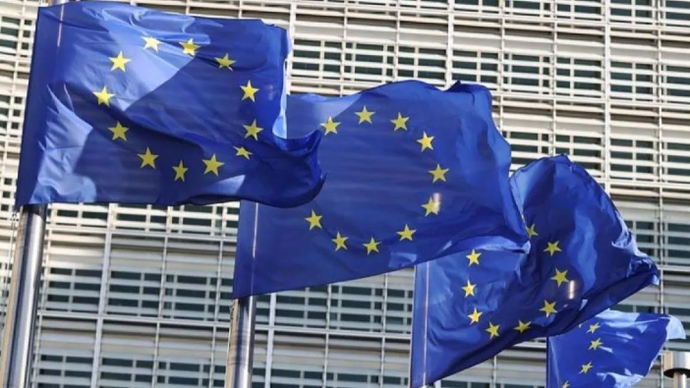 Arsip foto - Bendera Uni Eropa terlihat di depan kantor pusat Komisi Eropa di Brussels, Belgia (23/5/2025). (ANTARA/Xinhua/Zhao Dingzhe/aa.)