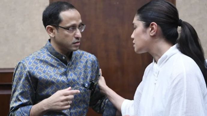 Terdakwa kasus dugaan korupsi pengadaan Chromebook dalam program digitalisasi pendidikan di Kemendikbudristek Nadiem Makarim (kiri) berbincang dengan istrinya Franka Franklin (kanan) saat jeda sidang di Pengadilan Tipikor, Jakarta, Senin (4/5/2026). ANTARA FOTO/M Risyal Hidayat/bar.