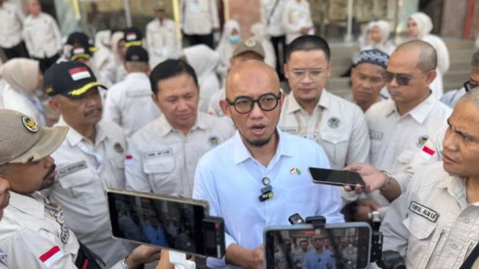 Wakil Menteri Haji dan Umrah (Wamenhaj) Dahnil Anzar Simanjuntak memberikan keterangan kepada awak media di Makkah, Rabu. (ANTARA/Citro Atmoko)