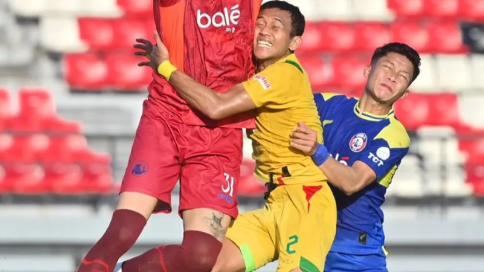 Pesepak bola Persebaya Surabaya Arief Catur Pamungkas (tengah) berebut bola dengan kiper Arema FC Lucas Frigeri (kiri) dan Bek Ilham Rio Fahmi (kanan) saat pertandingan BRI Super League 2025/2026 di Stadion Kapten I Wayan Dipta, Gianyar, Bali, Selasa (28/4/2026). Arema FC telan kekalahan dari tamunya Persebaya Surabaya 0-4. ANTARA FOTO/Fikri Yusuf/hma