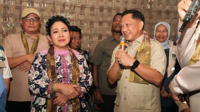 Menteri Dalam Negeri Muhammad Tito Karnavian (kanan) meninjau rumah salah satu penerima Bantuan Stimulan Perumahan Swadaya (BSPS) atau bedah rumah di Kabupaten Bantul, Daerah Istimewa Yogyakarta. ANTARA/HO-Kemendagri.